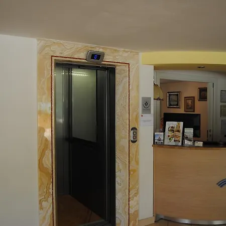 Bamar Hotel 3*